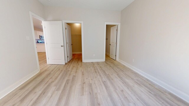 spacious closet with hardwood / wood-style floors