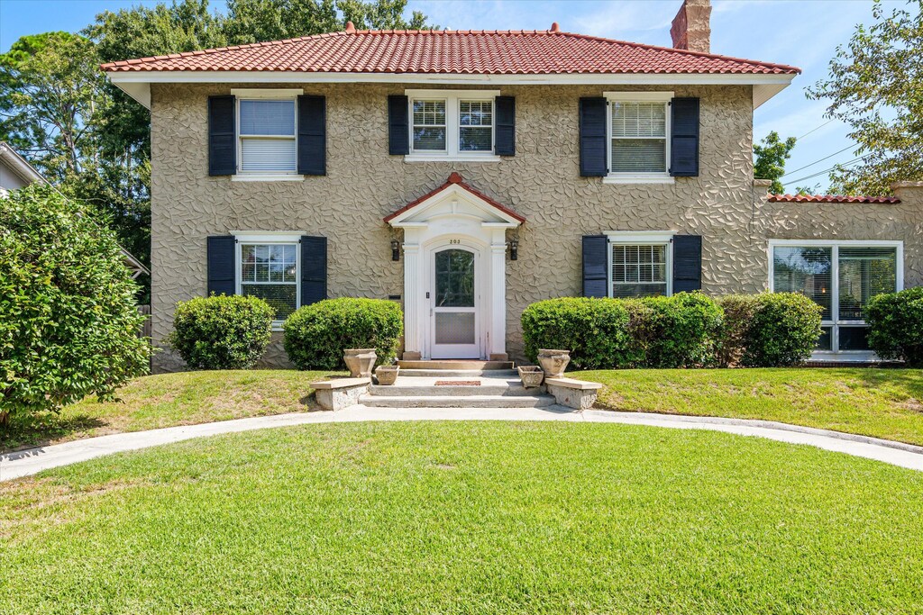 view of front facade featuring a front yard