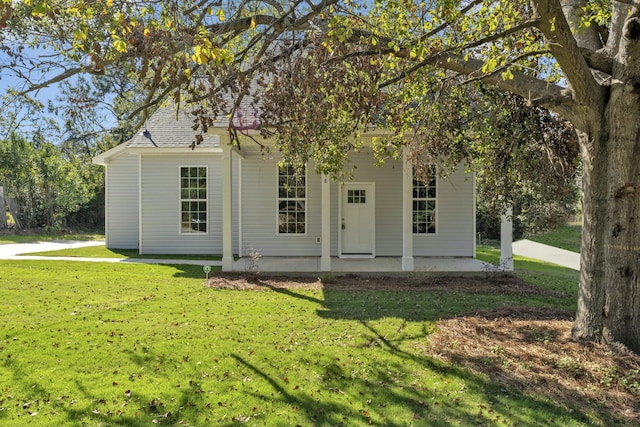 view of front facade featuring a front yard