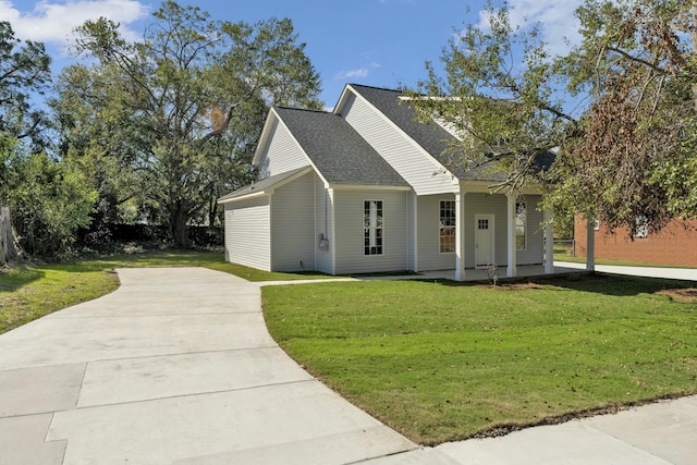 view of front of house featuring a front lawn