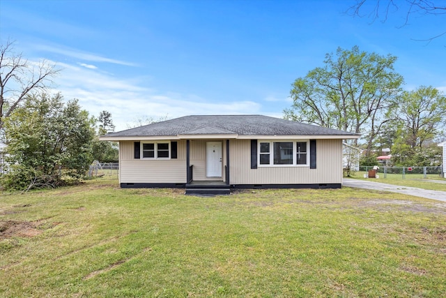 view of front facade featuring fence, roof with shingles, crawl space, and a front yard