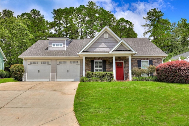 view of front of property featuring a front yard