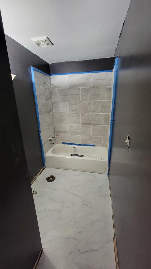 bathroom with tiled shower / bath