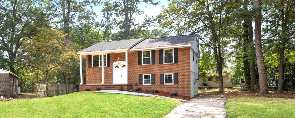 view of front of house with a front yard