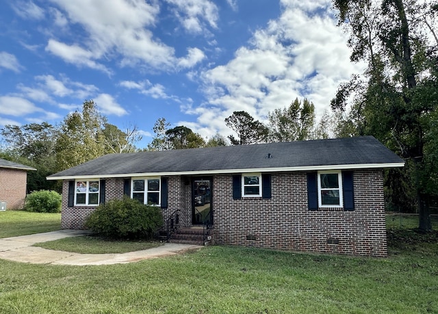 ranch-style house featuring a front lawn