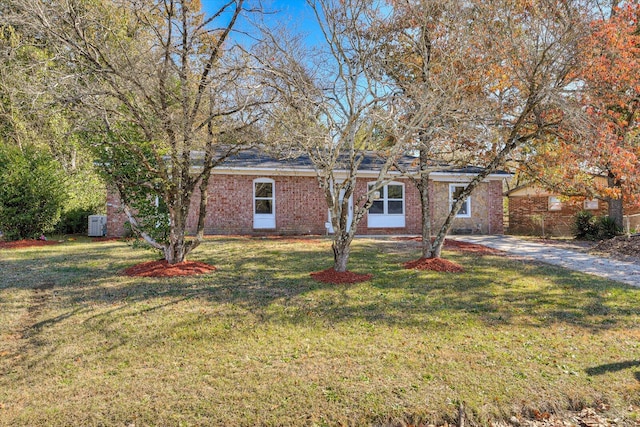 ranch-style house featuring a front lawn and brick siding