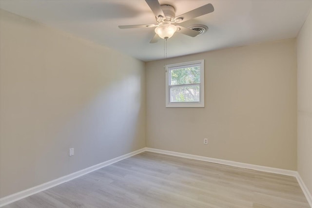 unfurnished room featuring light wood-style floors, baseboards, and a ceiling fan