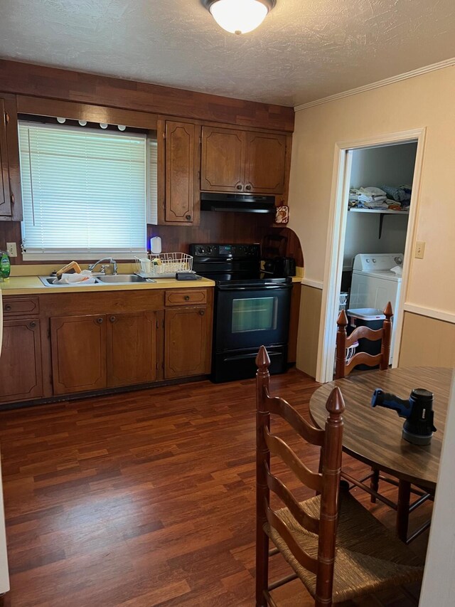 kitchen featuring dark wood-type flooring, sink, independent washer and dryer, a textured ceiling, and black range with electric cooktop