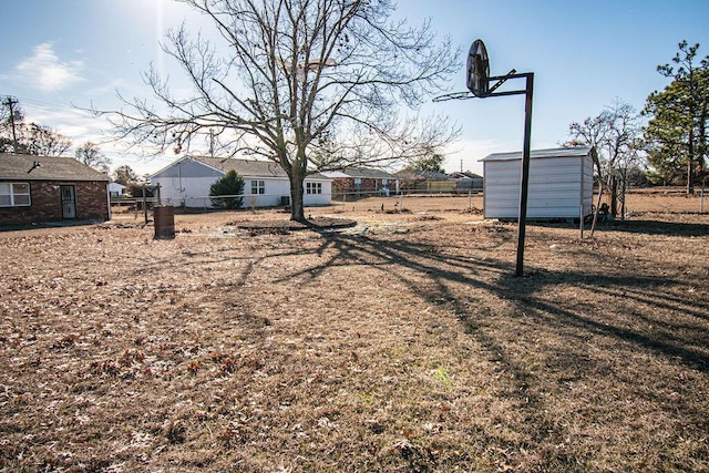 view of yard featuring a shed