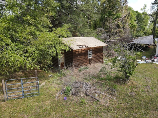 view of yard with an outdoor structure