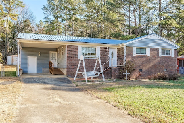 view of front of property featuring a carport and a front lawn