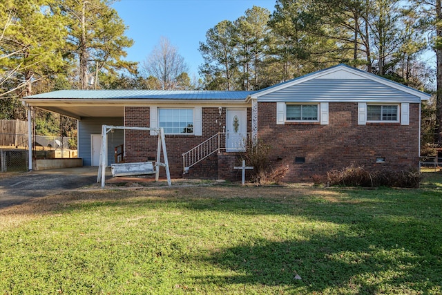 view of front of home featuring a front lawn and a carport