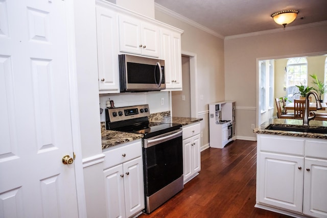 4725 Park Ridge Ct, Evans, GA 30809 - kitchen with dark wood finished floors, a sink, white cabinets, ornamental molding, and stainless steel appliances
