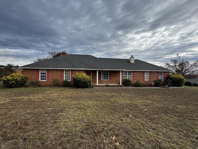 single story home featuring a front lawn