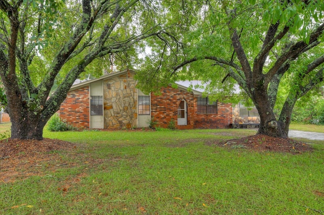 exterior space featuring a front yard