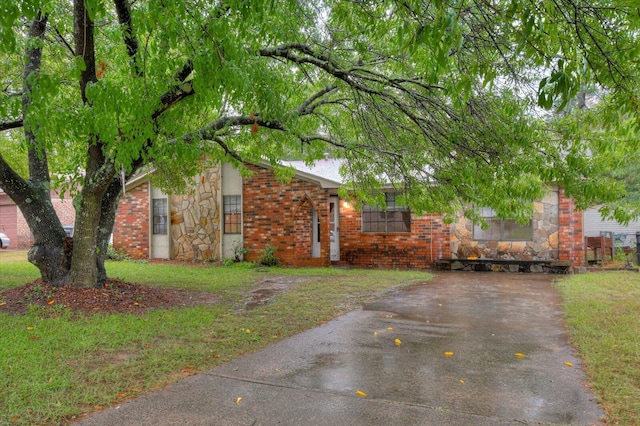 exterior space featuring a front lawn