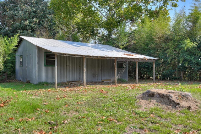 view of outdoor structure featuring a lawn