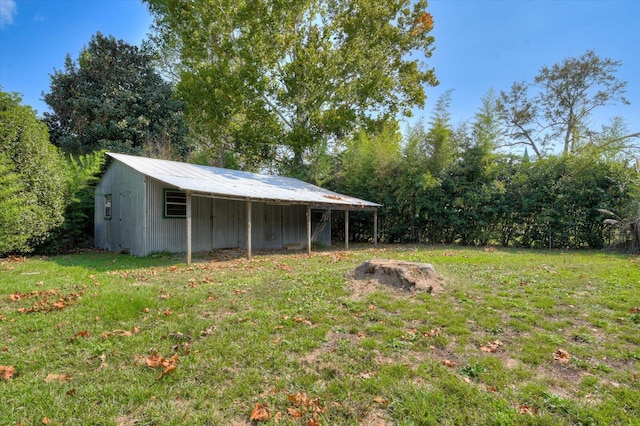 view of yard with an outdoor structure