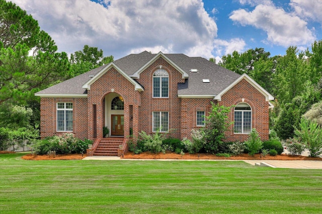 view of front of property featuring a front lawn