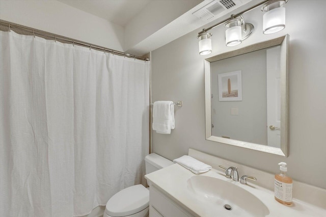 bathroom featuring a shower with curtain, vanity, and toilet