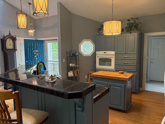 405 Sawgrass Cv, Mccormick, SC 29835 - kitchen with oven, an island with sink, a kitchen breakfast bar, and vaulted ceiling