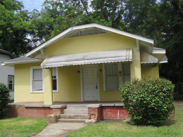 1307 Beman St, Augusta, GA 30904 - bungalow-style home with stucco siding and covered porch