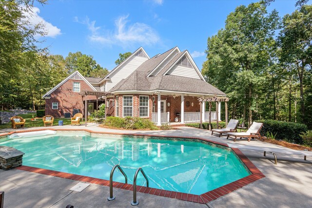 view of swimming pool featuring a patio