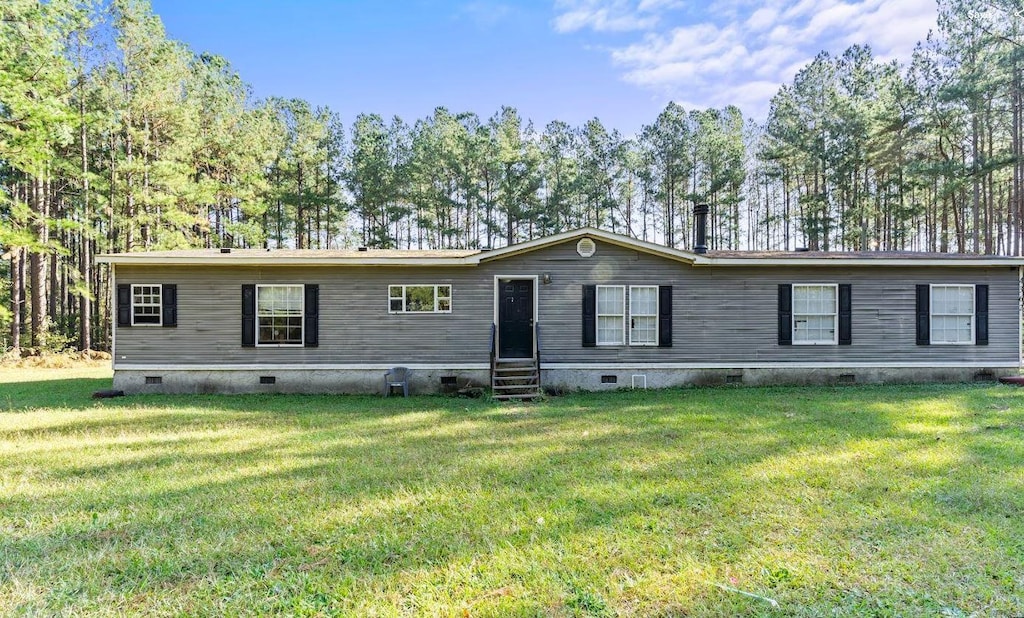 manufactured / mobile home with a front yard