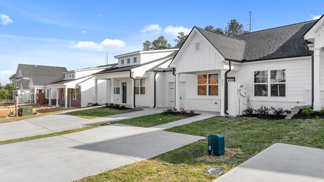 view of front of house with a front lawn