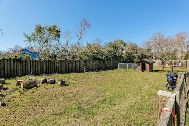 view of yard with an outdoor structure and a fenced backyard