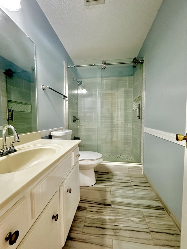 spare room with a textured ceiling, light wood-type flooring, an inviting chandelier, and crown molding