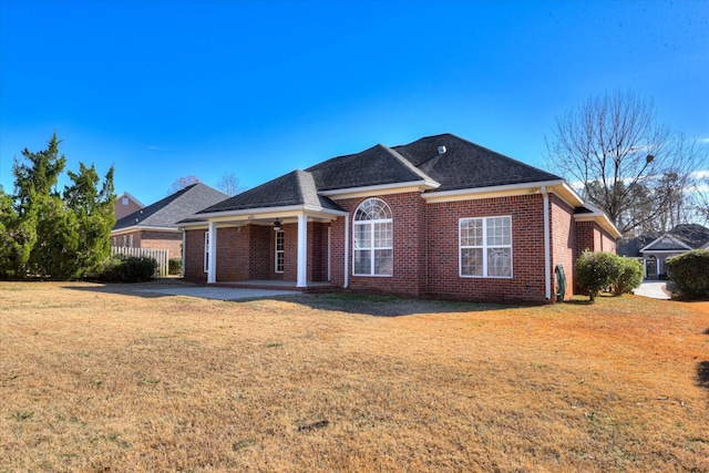 single story home featuring a front lawn