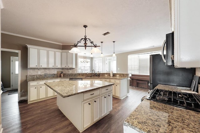 5209 Windmill Ct, Evans, GA 30809 - kitchen featuring a peninsula, a kitchen island, dark wood-style flooring, a chandelier, and stainless steel appliances