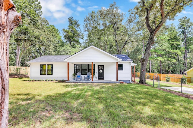 view of front of property featuring covered porch and a front yard