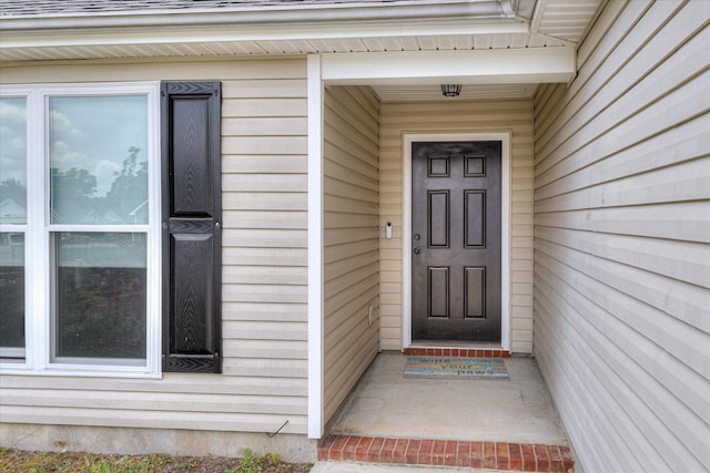 property entrance featuring roof with shingles