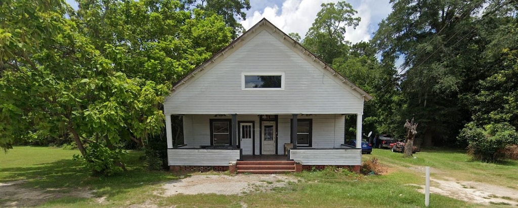 bungalow-style house featuring a front yard and a porch