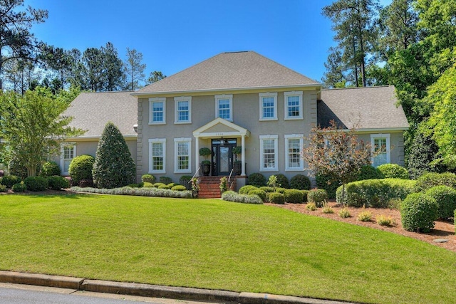 colonial house featuring a front lawn