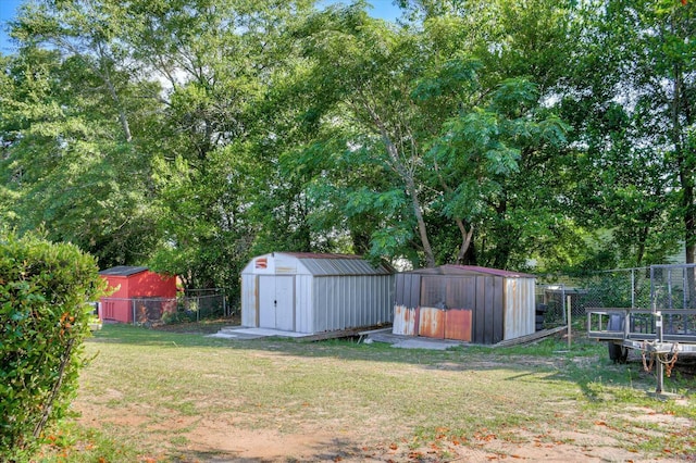 view of yard featuring a storage shed