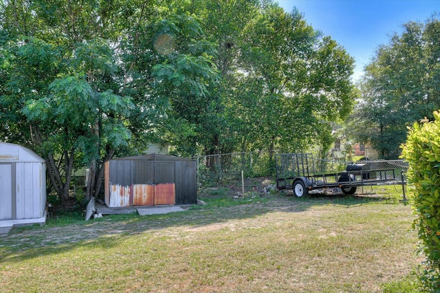 view of yard featuring a shed