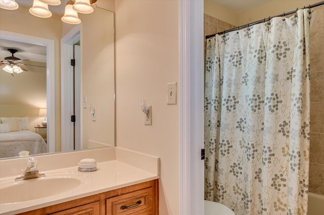 ensuite bathroom featuring toilet, ensuite bath, a ceiling fan, and vanity