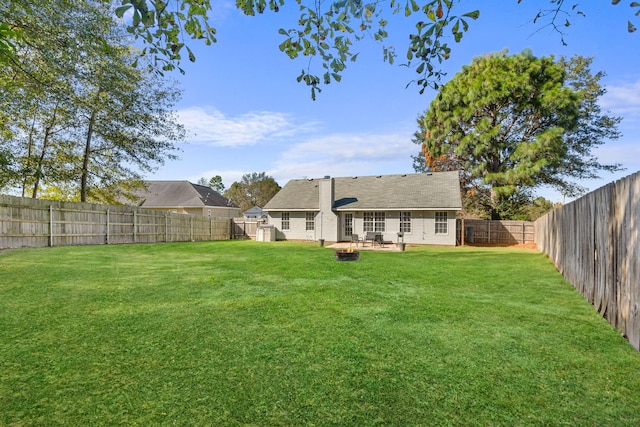 view of yard featuring an outdoor fire pit