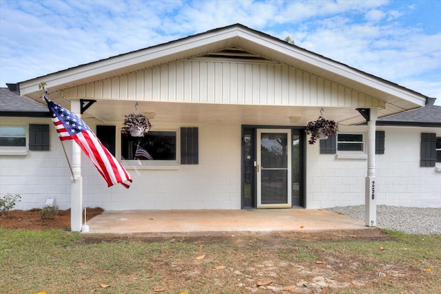 view of front facade with covered porch