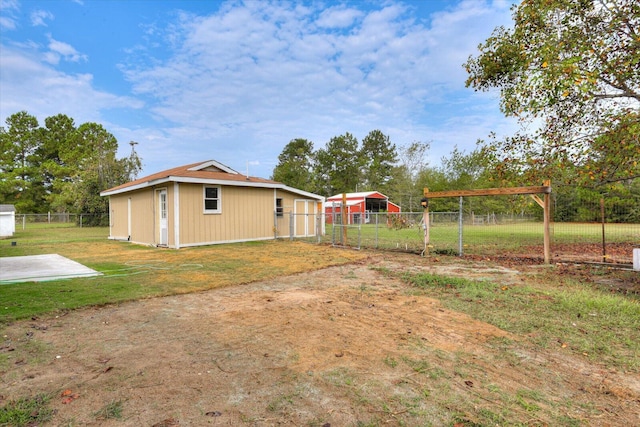 view of yard featuring an outbuilding