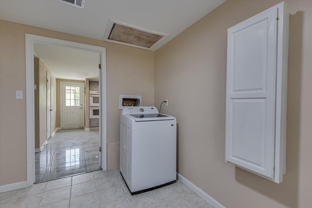 washroom with washer / clothes dryer and light tile patterned flooring