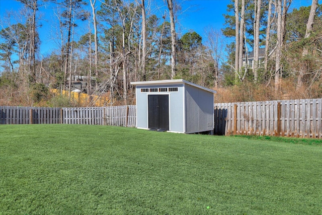 view of yard with a shed