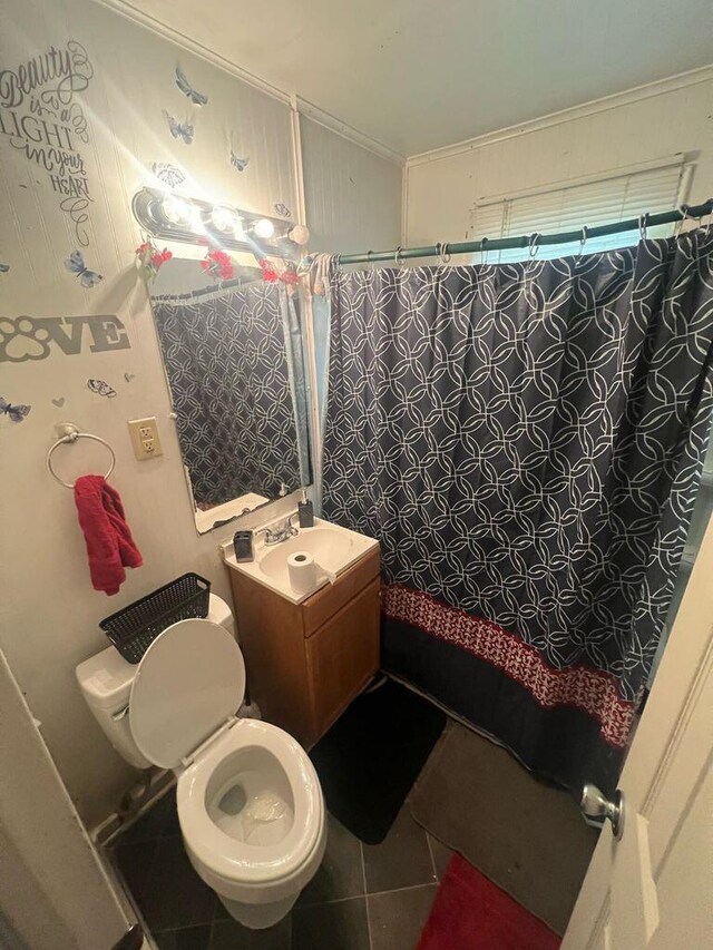 full bath featuring tile patterned flooring, a shower with shower curtain, ornamental molding, toilet, and vanity