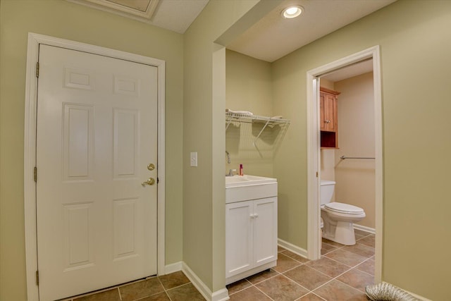 clothes washing area featuring light tile patterned flooring