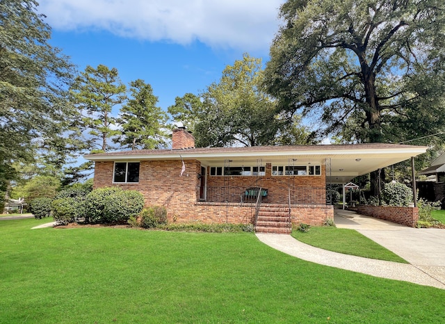 view of front of property featuring covered porch, a carport, and a front yard