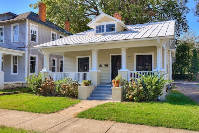 view of front facade featuring a porch and a front yard