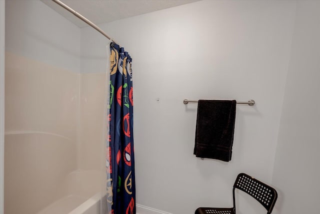 bathroom featuring shower / bath combo